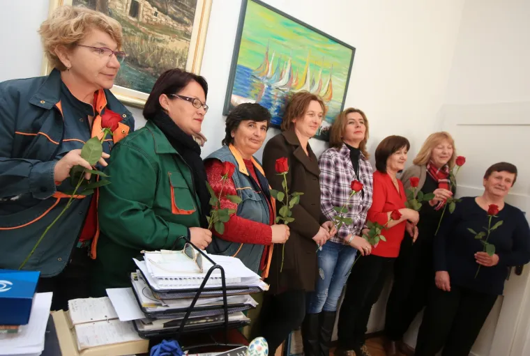 Direktor Zelenila djelatnicama podijelio ruže i novac