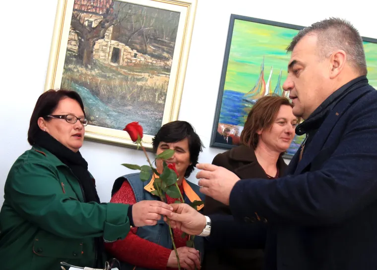 Direktor Zelenila djelatnicama podijelio ruže i novac