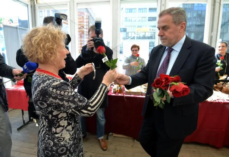 Povodom obilježavanja Dana žena, predsjednik Stranke rada i solidarnosti Milan Bandić, zajedno s aktivisticama Foruma žena Stranke rada i solidarnosti, na glavnom zagrebačkom trgu dijelio je ruže.