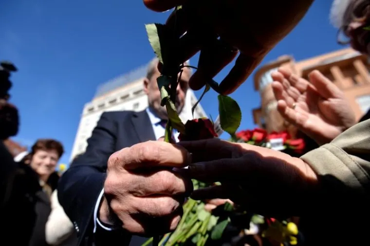 Povodom obilježavanja Dana žena, predsjednik Stranke rada i solidarnosti Milan Bandić, zajedno s aktivisticama Foruma žena Stranke rada i solidarnosti, na glavnom zagrebačkom trgu dijelio je ruže.