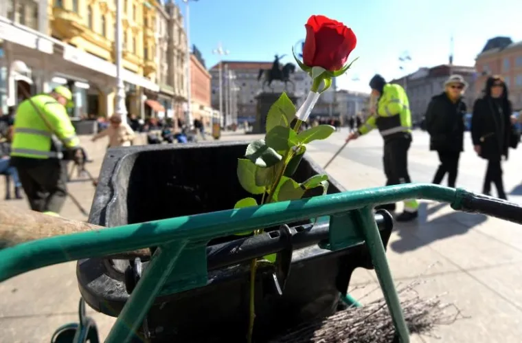 Povodom obilježavanja Dana žena, predsjednik Stranke rada i solidarnosti Milan Bandić, zajedno s aktivisticama Foruma žena Stranke rada i solidarnosti, na glavnom zagrebačkom trgu dijelio je ruže.