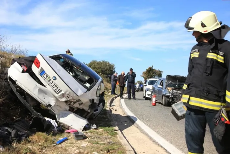 TROSTRUKI SUDAR NA &Scaron;IBENSKOJ OBILAZNICI: Ozlijeđeno petero ljudi, na teren su iza&scaron;li i vatrogasci
