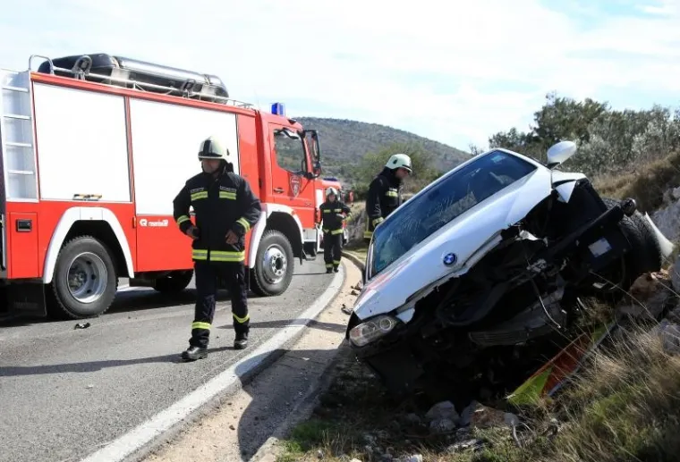 TROSTRUKI SUDAR NA &Scaron;IBENSKOJ OBILAZNICI: Ozlijeđeno petero ljudi, na teren su iza&scaron;li i vatrogasci