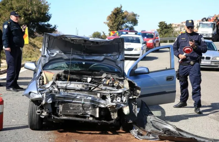 TROSTRUKI SUDAR NA &Scaron;IBENSKOJ OBILAZNICI: Ozlijeđeno petero ljudi, na teren su iza&scaron;li i vatrogasci