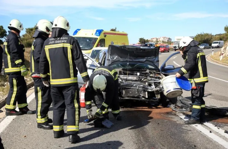 TROSTRUKI SUDAR NA &Scaron;IBENSKOJ OBILAZNICI: Ozlijeđeno petero ljudi, na teren su iza&scaron;li i vatrogasci