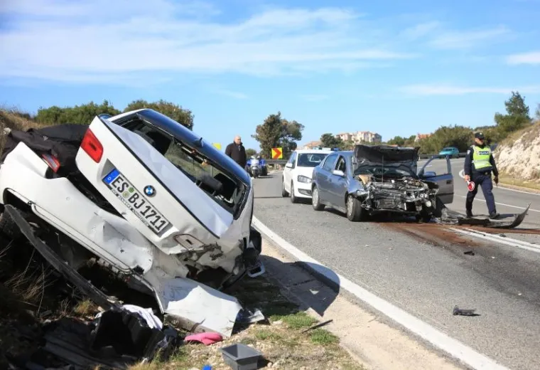 TROSTRUKI SUDAR NA &Scaron;IBENSKOJ OBILAZNICI: Ozlijeđeno petero ljudi, na teren su iza&scaron;li i vatrogasci