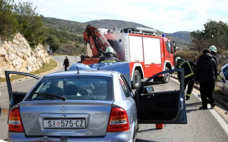 TROSTRUKI SUDAR NA &Scaron;IBENSKOJ OBILAZNICI: Ozlijeđeno petero ljudi, na teren su iza&scaron;li i vatrogasci