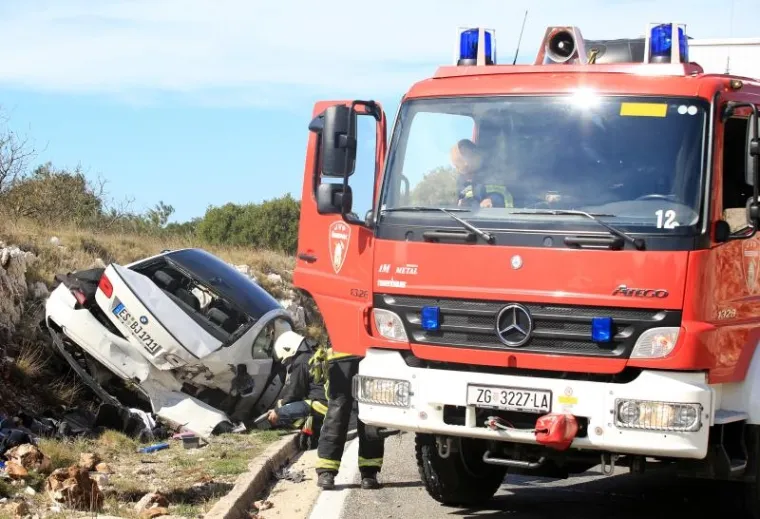 TROSTRUKI SUDAR NA &Scaron;IBENSKOJ OBILAZNICI: Ozlijeđeno petero ljudi, na teren su iza&scaron;li i vatrogasci