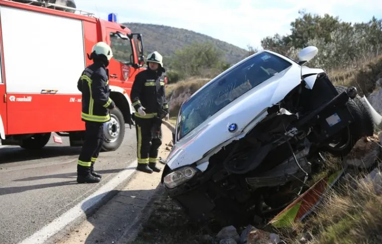 TROSTRUKI SUDAR NA &Scaron;IBENSKOJ OBILAZNICI: Ozlijeđeno petero ljudi, na teren su iza&scaron;li i vatrogasci