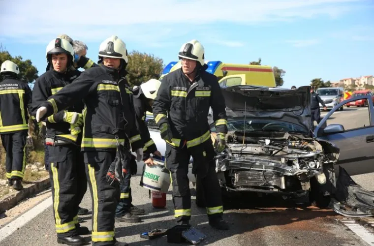 Vatrogasci na terenu nakon prometne nesreće na &scaron;ibenskoj obilaznici.