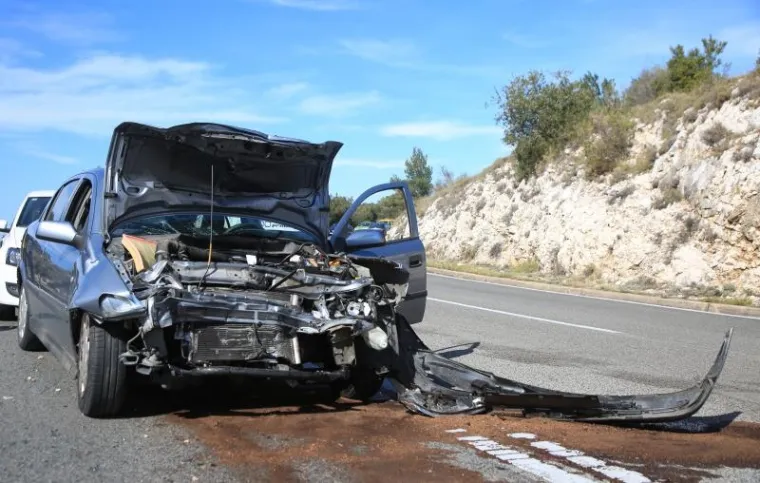 Promet se odvija otežano uz regulaciju prometne policije, a na teren su iza&scaron;li i vatrogasci.