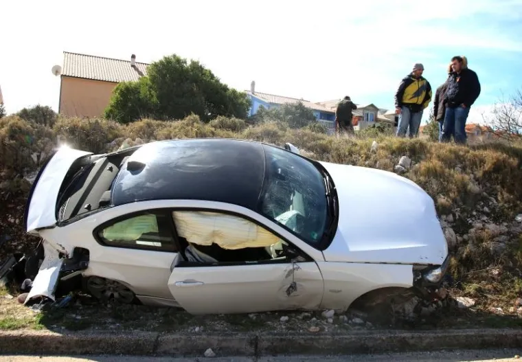 Prometna nesreća na &scaron;ibenskoj obilaznici u kojoj su sudjelovala tri osobna vozila, a pet osoba je ozlijeđeno.