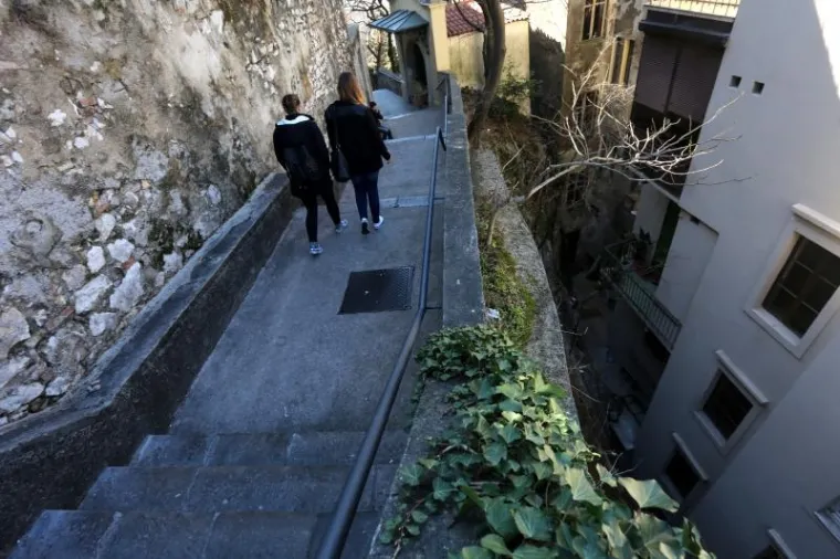 Mlađa mu&scaron;ka osoba poginula je prilikom pada s ograde Trsatskih stuba u ponor dubok 13 metara.