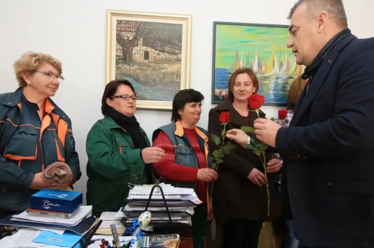 ŠIBENSKI DIREKTOR KANDIDIRAO SE ZA ŠEFA GODINE: Svakoj radnici za Dan žena poklonio ružu i 400 kuna