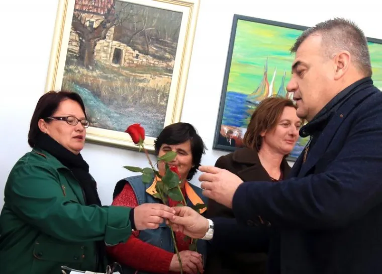 Direktor Zelenila Siniša Burić i ove je godine povodom Dana žena djelatnicama tradicionalno podijelio po ružu i 400 kuna.