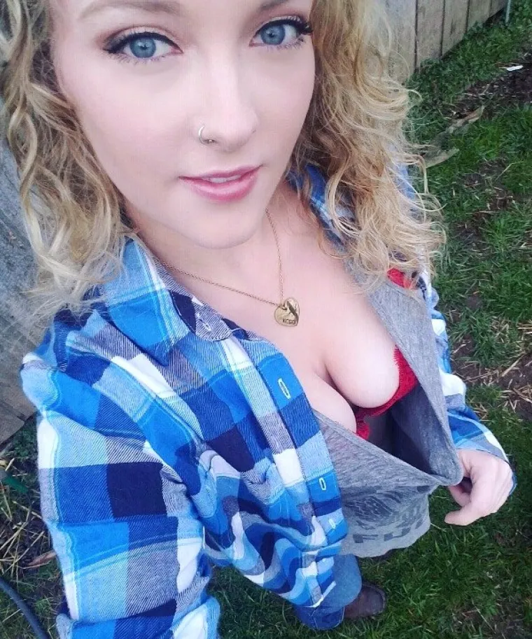 NJIMA STOJE TAKO DOBRO... Ove cure jasno pokazuju za&scaron;to dečki ne bi trebali nositi flanelaste ko&scaron;ulje