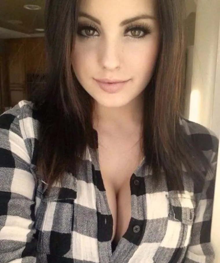 NJIMA STOJE TAKO DOBRO... Ove cure jasno pokazuju za&scaron;to dečki ne bi trebali nositi flanelaste ko&scaron;ulje