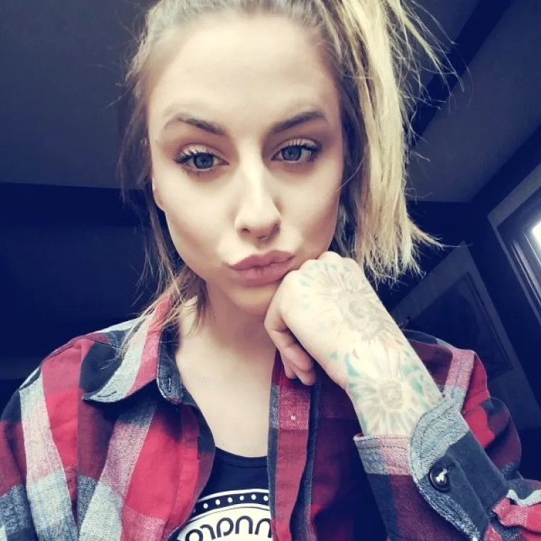 NJIMA STOJE TAKO DOBRO... Ove cure jasno pokazuju za&scaron;to dečki ne bi trebali nositi flanelaste ko&scaron;ulje