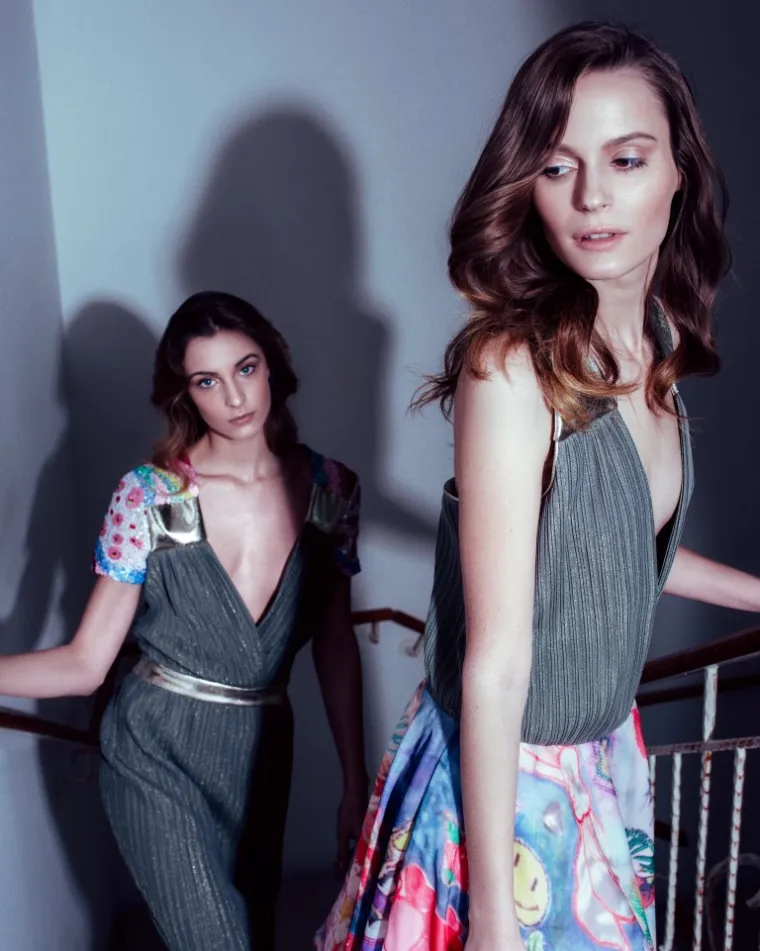 Priču o kolekciji, dizajnerica je zaokružila sljedećim riječima: "Barcelona ima poseban miris; miris mora, voća te miris Gaudija, koji izvire iz svake ulice, građevine, pločice. Obožavam miris Barcelone."