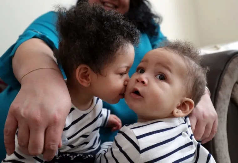 Bračni par u mjesec dana dobio dvoje djece od surogat majki lezbijki