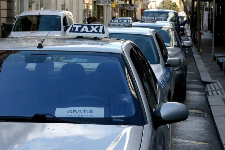 Taksisti besplatno prevoze