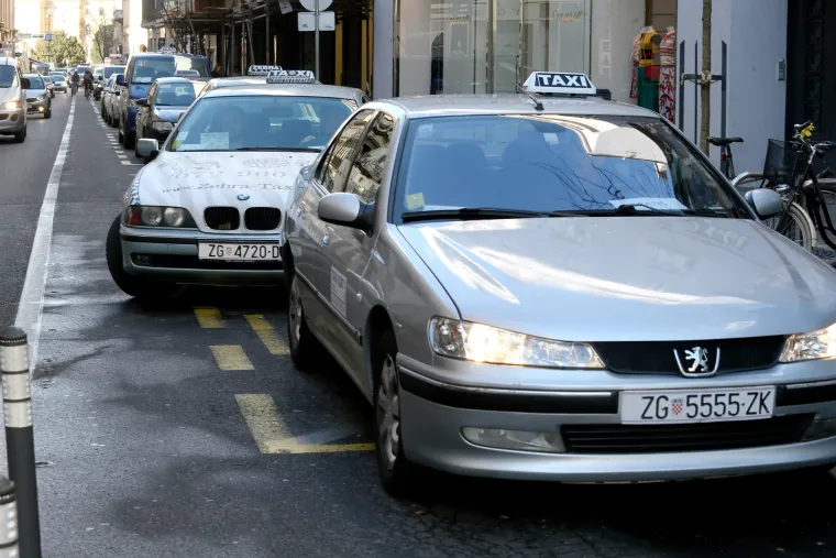 Taksisti besplatno prevoze