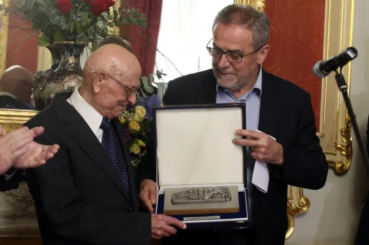 Prije  je nastala prava mala talačka kriza zbog torte u obliku crvene petokrake, koju su za 100. rođendan njegovi &scaron;tovatelji željeli pokloniti počasnom predsjedniku Antifa&scaron;ista Đuki Hrženjaku.