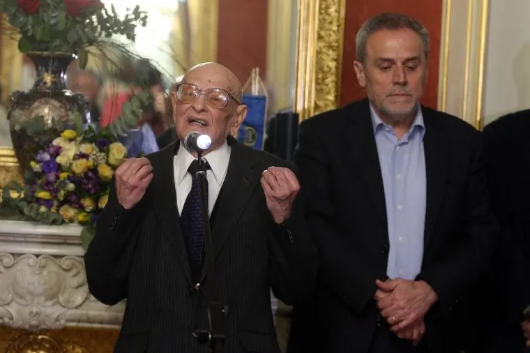 Kako je objasnio jedan od uzvanika, član Antifa&scaron;ističke lige Drago Pilsel, &ldquo;bitka&rdquo; je počela već pred ulazom u Palaču Dverce na Katarininom trgu gdje su ljudi koji su nosili tortu morali čekati pola sata. A kada su u&scaron;li u Palaču, zaustavljeni su na putu do dvorane u kojoj je trebala biti proslava rođendana.