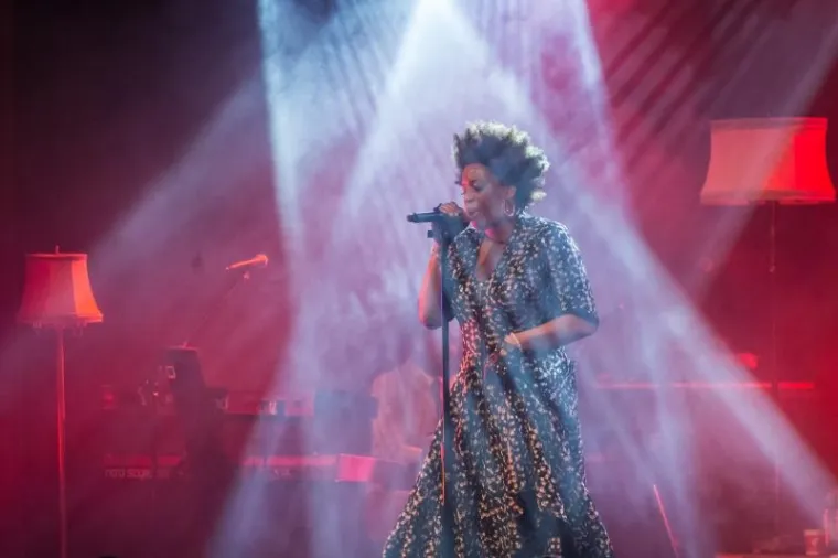 NIJE ODUŠEVILA: Pogledajte kako je bilo sinoć na koncertu slavne Macy Gray