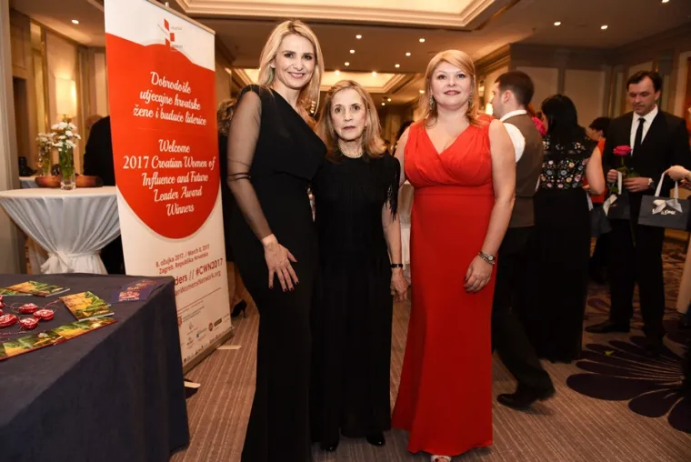 Između 75 nominiranih žena istaknule su se one iz Austrije, Argentine, Hrvatske, Italije, Kanade, Meksika, Njemačke, Sjedinjenim Američkih Država i &Scaron;vicarske, a osim Ivone Čulo, ovogodi&scaron;nje dobitnice su, među ostalima, sporta&scaron;ica Blanka Vla&scaron;ić, glumica Gabriela Elena Spanić Utrera; dr. Nela Sr&scaron;en, dr.sc. Dijana Zadravec, dr. Silvija &Scaron;u&scaron;njić, prof.dr.sc. Tamara Gazdić Alerić, Delfa Kosić, dr. Ivančica Dvoržak Schrunk, dr. Maja Lukač-Stier, Branka Čubelić, Andrea Novak Neumann.