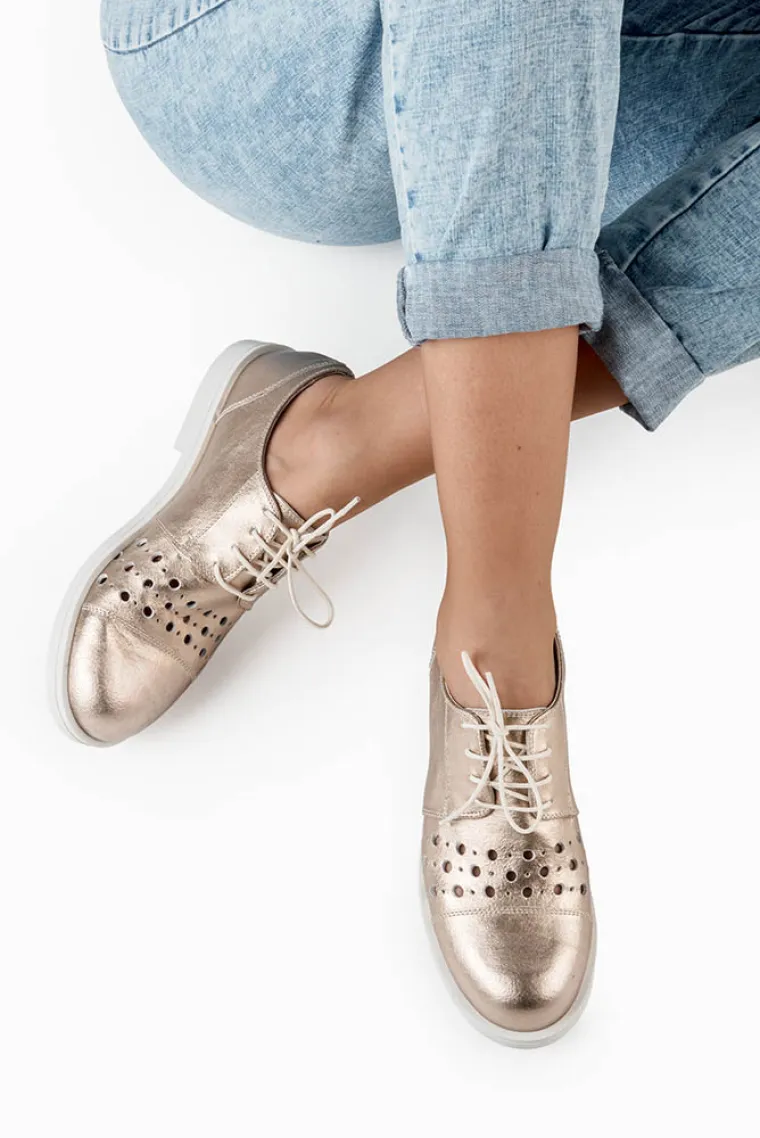 Detalji poput perforacija na koži, izraženih wingtip &scaron;avova i  neobičnih boja ovaj model čine ultimativnim streetstyle komadom za kojim će se okretati glave. Za urbane romantičarke Guliver je pripremio pomaknute modele balerinki koje osvajaju ženstvenim, mekanim linijama i neodoljivim vezanjem oko gležnja.