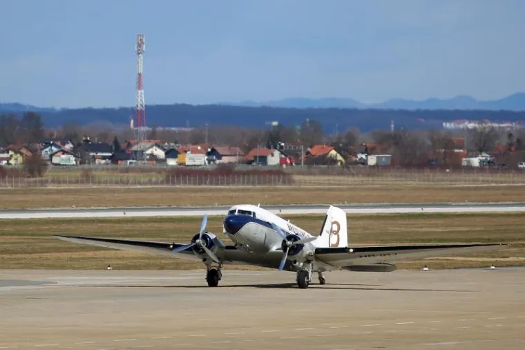 NA PLESO SLETIO KULTNI ZRAKOPLOV JAMESA BONDA: Slavni Douglas DC-3 krenuo na svjetsku turneju