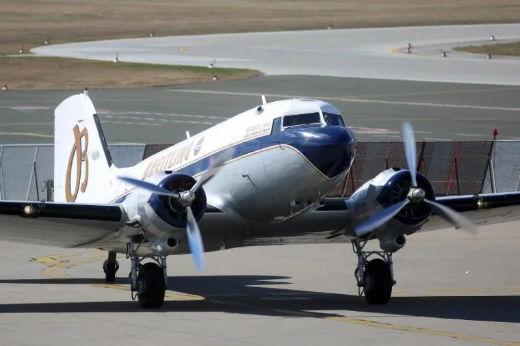 Kultni zrakoplov Breitling Douglas DC-3 sletio je u Zračnu luku Franjo Tudjman u sklopu svoje svjetske turneje povodom 77 godina od svojeg prvog leta. Zagrebm mu je prva postaja na putu oko svijeta.