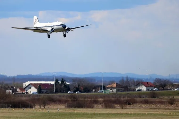 NA PLESO SLETIO KULTNI ZRAKOPLOV JAMESA BONDA: Slavni Douglas DC-3 krenuo na svjetsku turneju
