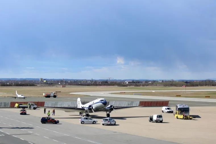 NA PLESO SLETIO KULTNI ZRAKOPLOV JAMESA BONDA: Slavni Douglas DC-3 krenuo na svjetsku turneju