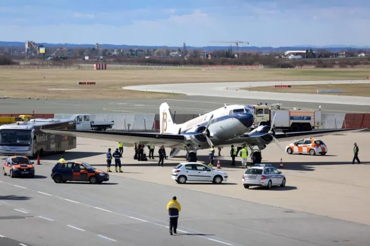 NA PLESO SLETIO KULTNI ZRAKOPLOV JAMESA BONDA: Slavni Douglas DC-3 krenuo na svjetsku turneju