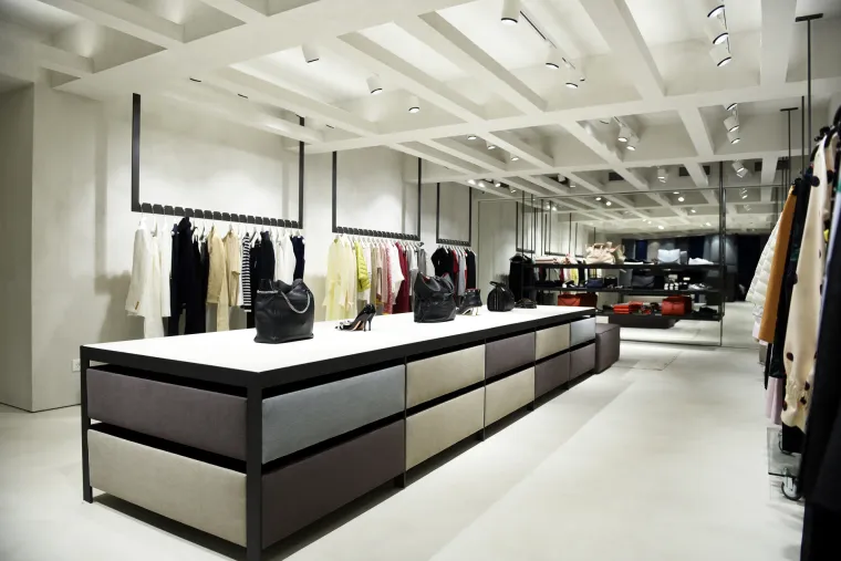 Uz potpis renomiranog hrvatskog dizajnera interijera, Marka Murtića, uređenje novog domaćeg modnog odredi&scaron;ta osmi&scaron;ljeno je po uzoru na flagship trgovine modnih brendova u nekima od najpoznatijih svjetskih modnih prijestolnica.