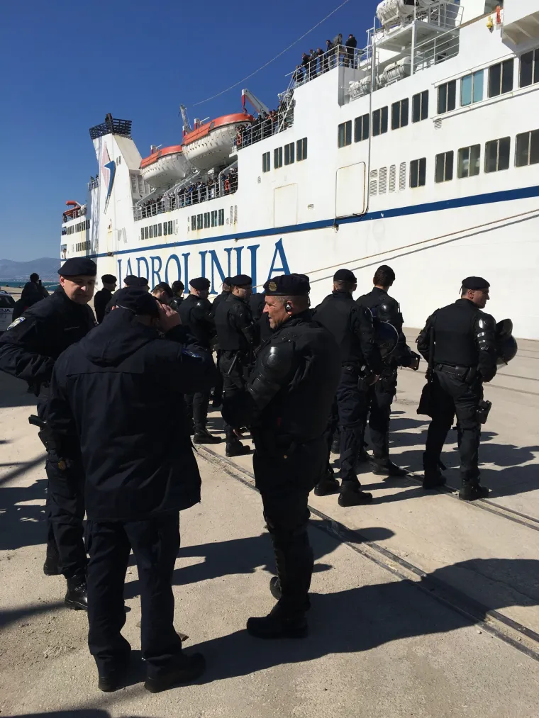 Jake policijske snage dočekale navijačku skupinu Armada