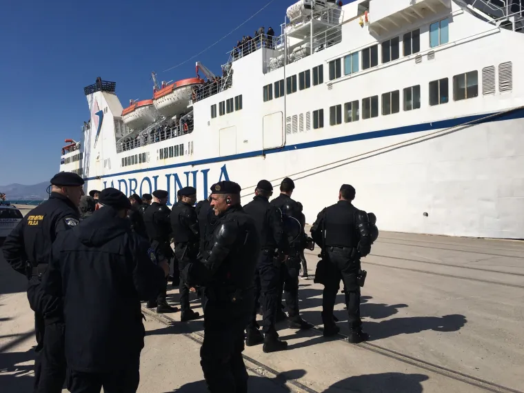 Jake policijske snage dočekale navijačku skupinu Armada