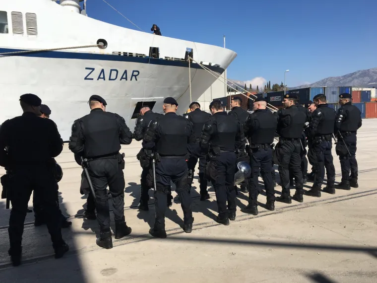 Jake policijske snage dočekale navijačku skupinu Armada