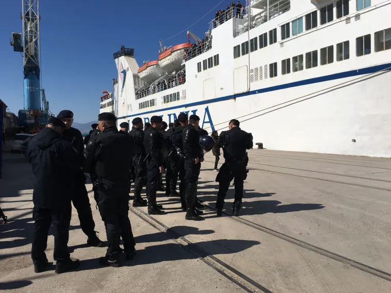 Jake policijske snage dočekale navijačku skupinu Armada