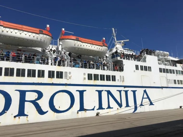 ARMADA STIGLA U SPLIT: Navijači Rijeke uplovili u luku, dočakale ih velike mjere osiguranja