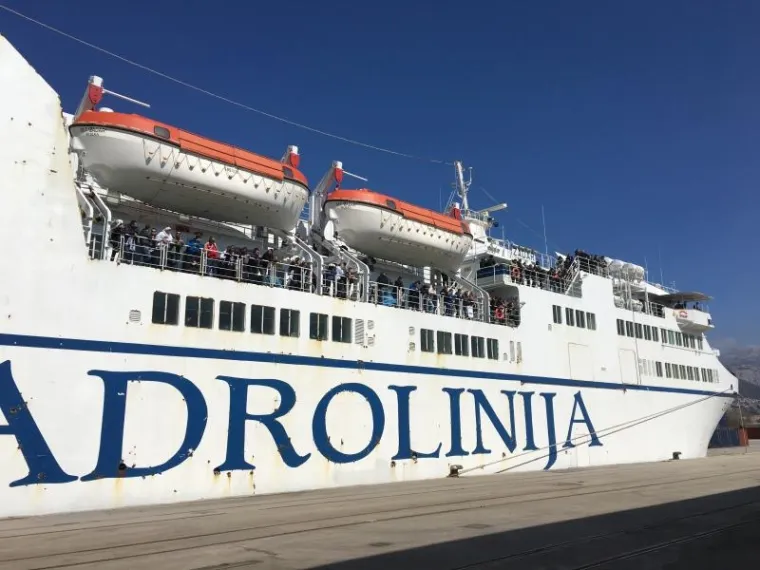 ARMADA STIGLA U SPLIT: Navijači Rijeke uplovili u luku, dočakale ih velike mjere osiguranja