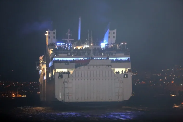 SPEKTAKL U RIJECI: Pogledajte isplovljavanje broda pretrpanog Armadom koja odlazi po pobjedu u Split