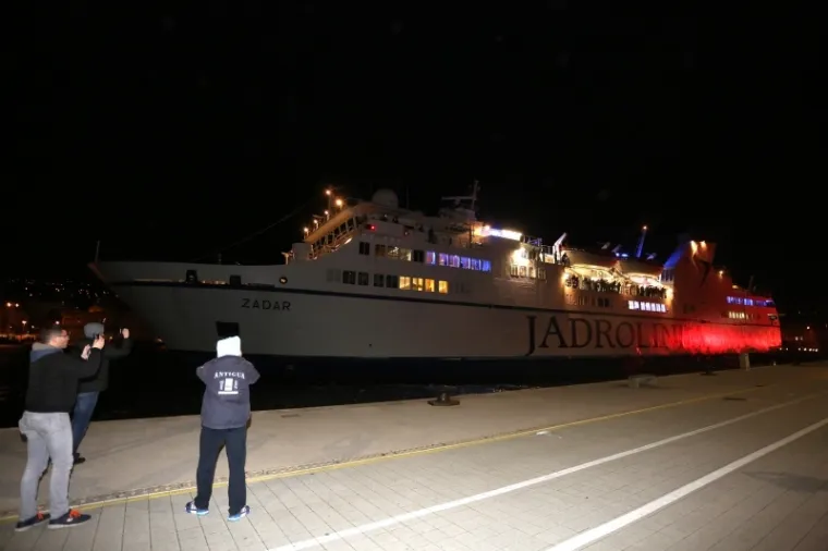 SPEKTAKL U RIJECI: Pogledajte isplovljavanje broda pretrpanog Armadom koja odlazi po pobjedu u Split