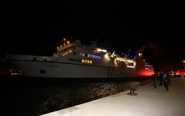 SPEKTAKL U RIJECI: Pogledajte isplovljavanje broda pretrpanog Armadom koja odlazi po pobjedu u Split