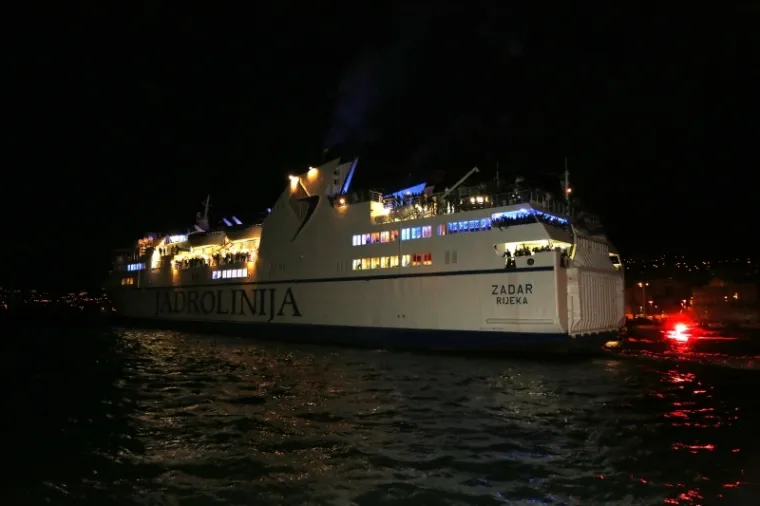 SPEKTAKL U RIJECI: Pogledajte isplovljavanje broda pretrpanog Armadom koja odlazi po pobjedu u Split