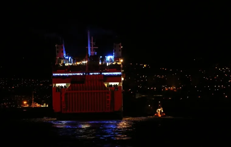 SPEKTAKL U RIJECI: Pogledajte isplovljavanje broda pretrpanog Armadom koja odlazi po pobjedu u Split