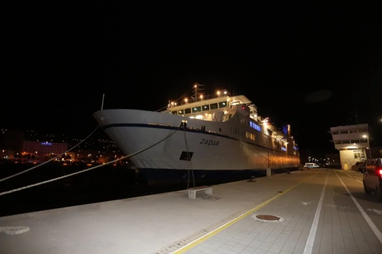 SPEKTAKL U RIJECI: Pogledajte isplovljavanje broda pretrpanog Armadom koja odlazi po pobjedu u Split