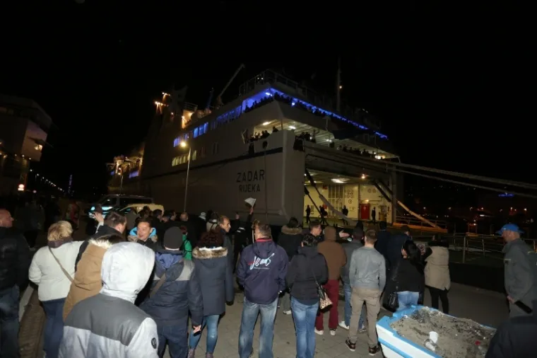 SPEKTAKL U RIJECI: Pogledajte isplovljavanje broda pretrpanog Armadom koja odlazi po pobjedu u Split